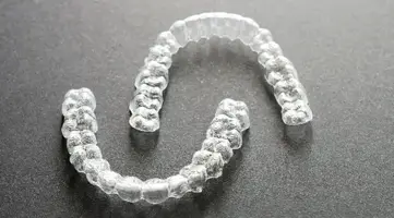 Clear orthodontic aligner splints